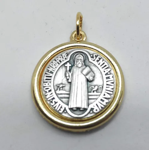 Vista 6 de Medalla de San Benito chapada en plata y oro 0,9 con cuerda negra.