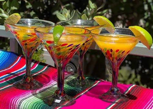 Vista 2 de Dos Sueños Juego de 4 vasos de Margarita modernos soplados a mano mexicanos - Confetti Carmen (12 onzas)