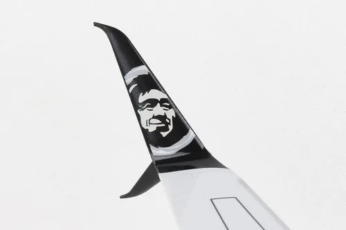 Vista 10 de Skymarks Daron Alaska 737-900ER Compromiso 1/100 con madera y engranaje SKR8287