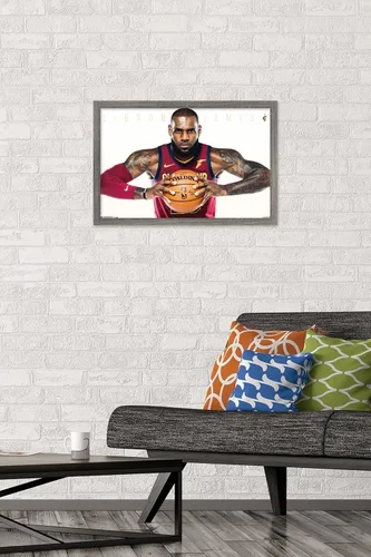 Vista 2 de Trends International NBA Cleveland Cavaliers - Lebron James Wall Poster, 14.725" x 22.375", Barnwood Framed Version Versión enmarcada Barnwood