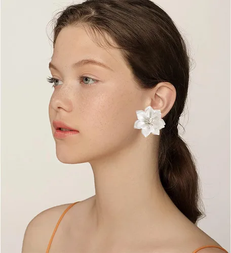 Vista 4 de Aretes colgantes únicos hechos a mano con pétalos de flores de resina grandes bohemios con brote de estambre de cristal brillante para mujeres y mamá