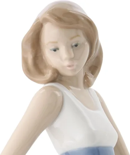 Vista 6 de NAO Caminando en el aire. Figura de niña de porcelana.