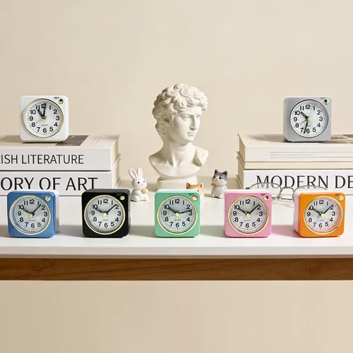 Vista 8 de Lamisola Mini reloj despertador de viaje, reloj despertador analógico de batería pequeña, relojes de mesita de noche para dormitorios, decoración