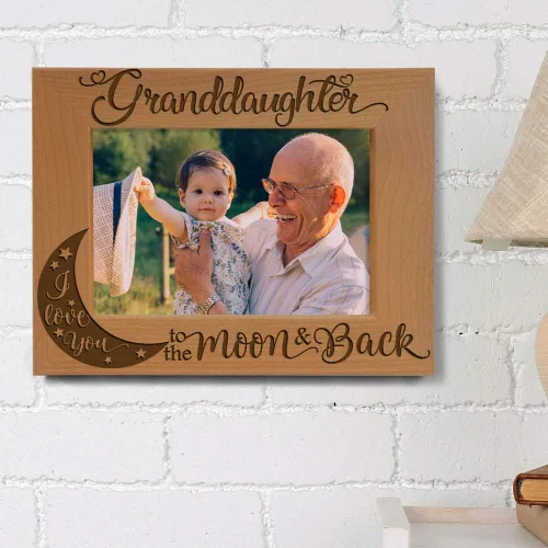 Vista 4 de KATE POSH Marco de fotos de madera grabado para nieta con texto en inglés "I Love You to the Moon and Back", regalos para abuelos, Navidad