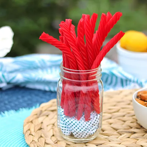 Vista 4 de RedVines - Regaliz rojo a granel, paquete de 3, giros originales de regaliz rojo, regaliz suave y masticable, dulces de San Valentín a granel, sin