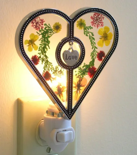 Vista 7 de BANBERRY DESIGNS Luz nocturna de corazón de amor con flores prensadas – Colgante grabado – Regalo decorativo y funcional – Medidas 4.5 pulgadas