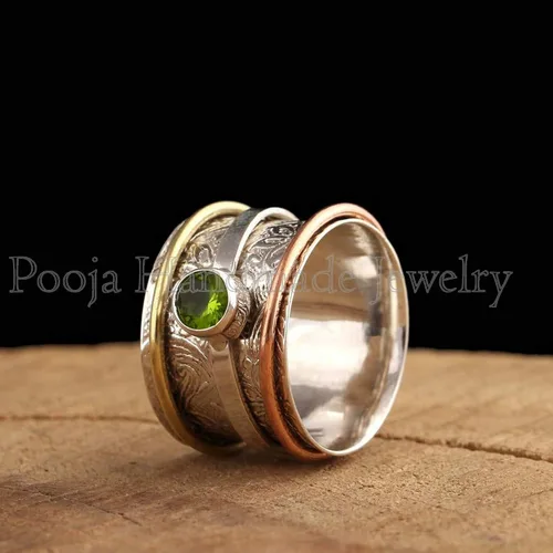 Vista 2 de Pooja Handmade Jewelry 925 Sterling Silver Ring, Peridot Spinner Ring, Meditation Ring, Mix Metals Ring, Green Peridot Ring, Two Tone Ring, Thumb