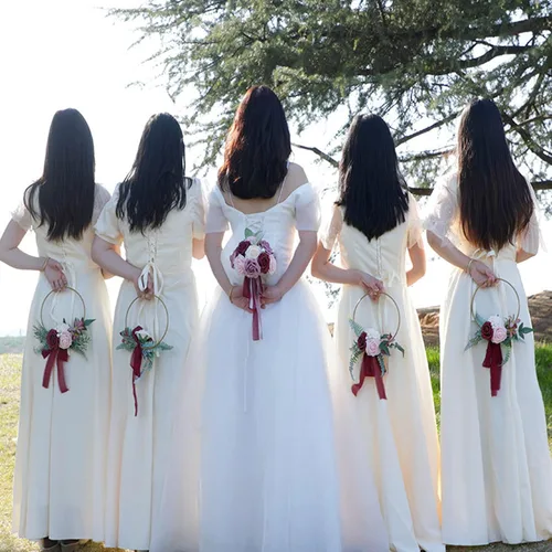 Vista 3 de Corona de aro floral de boda para damas de honor, guirnalda de mano de metal artificial para dama de honor con guirnalda de rosas y eucaliptos Azul