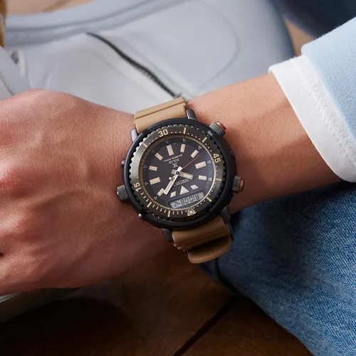 Vista 7 de Seiko Prospex Arnie Urban Safari Solar Sports Divers 200M Reloj SNJ029P1 Negro - Buceador