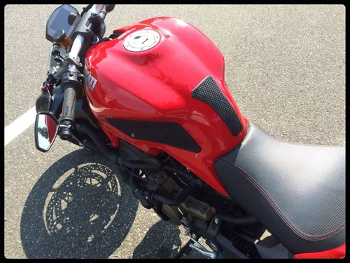 Vista 3 de TechSpec Puños de Tanque Gripster - DUCATI MONSTER 821/1200 R (2014 - CURRENT) Incluye TP 2 – 62-1511-SS – SnakeSkin