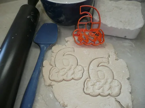 Vista 6 de NUMERO SEIS 6 CON PALABRA CORTADOR DE GALLETAS HECHO EN USA PR4126