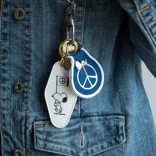 Vista 2 de x Peanuts - Llavero con parche de Snoopy Peace, Verde