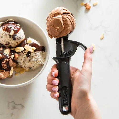 Vista 2 de GoodCook Cuchara de helado de lujo con gatillo con agarre cómodo y palanca de fácil liberación, apta para lavavajillas, cuchara de 2 onzas