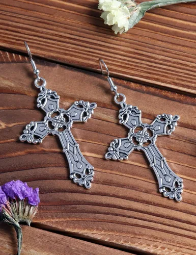Vista 4 de Aretes de cruz gótica para mujer, aretes góticos negros, aretes góticos, aretes punk vintage, aretes colgantes de cruz de plata, joyería gótica