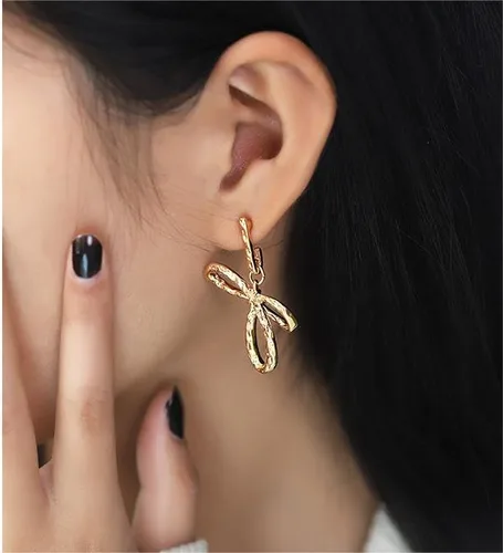 Vista 5 de Aretes de aro pequeños y ligeros con lazo de oro de 14 quilates para mujeres y niñas
