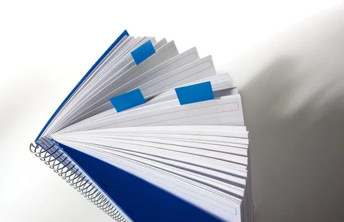 Vista 3 de Post-it Banderas, 0.94 pulgadas x 1.7 pulgadas, un dispensador con 20 pestañas adhesivas en morado, azul y verde (60 banderas en total), marcadores