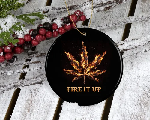 Vista 2 de Fire It Up Marihuana Pot Leaf Flames – Adorno de Navidad – Adorno de Navidad – Adorno de cerámica para él, su esposa marido impreso en ambos lados