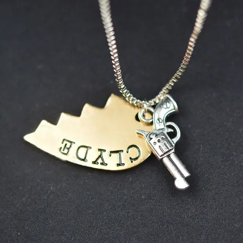 Vista 3 de Meiligo Collar de aleación para hombre y mujer, hip-hop, Bonnie Clyde con letra, ametralladora, llavero, pistola de mano, revólver, pistola