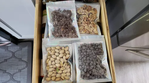 Vista 8 de Bolsas de plástico compactas y duraderas resistentes al olor (5 x 7 pulgadas). Prácticas, reutilizables y seguras para almacenamiento resellable