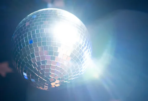 Vista 4 de Bola de discoteca de espejo de 2 unidades con cuerda adjunta para colgar anillo, refleja la luz, recuerdo de fiesta, 5 pulgadas (paquete de 2)