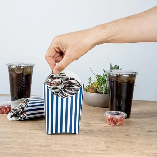 Vista 5 de Restaurantware Bio Tek - Taza de papas fritas desechables de 4.7 x 3.5 x 5.1 pulgadas, 100 vasos desechables para refrigerios, papel azul y blanco