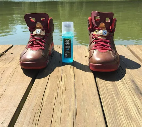 Vista 4 de Tight Wipes Limpiador de zapatos deportivos ajustados (parte superior con cepillo integrado) para todos los zapatos y tenis. Elimina la suciedad