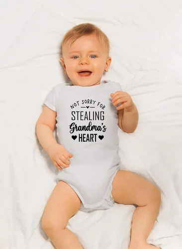 Vista 17 de CBTwear Not Sorry for Stealing Grandma's Heart – Ropa de bebé – Divertido body para recién nacido para niños y niñas