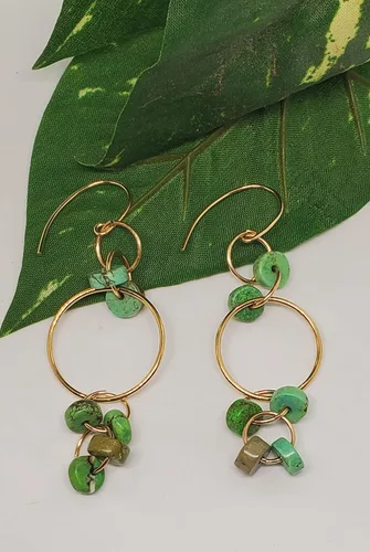 Vista 2 de Pendientes colgantes Sydney, cuentas Heishi, estilo bohemio, caída de 2.5 pulgadas