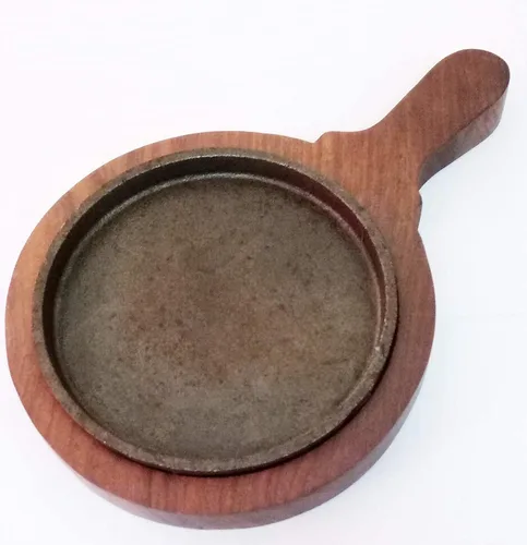 Vista 3 de Sahishnu - Juego de platos para fajita en línea y marketing, plato redondo chisporroteante para brownie/bandeja con base de madera y mango redondo