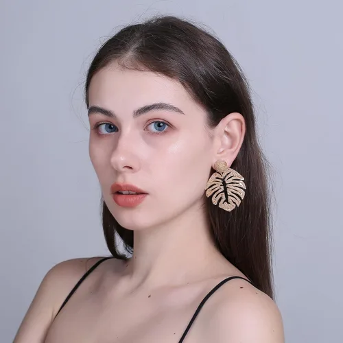 Vista 2 de RUOFFETA Aretes de hoja de palma de rafia, rafia envueltos en paja de Monstera, aretes colgantes de gota de verano tropical joyería de playa