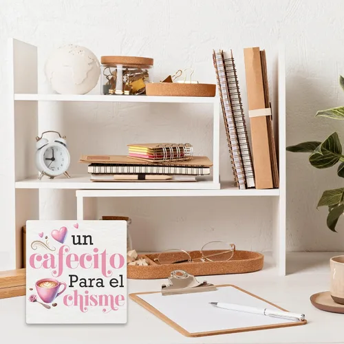 Vista 3 de Un Cafecito Para el Chisme – Cartel de madera de barra de café de 5 pulgadas – Cartel de madera rústica rosa – Decoración de mesa de granja