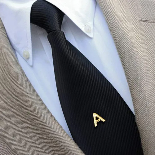 Vista 2 de AMITER Alfiler de corbata con inicial doradaplata para hombre con clips de cadena para corbata, pajarita y sombrero