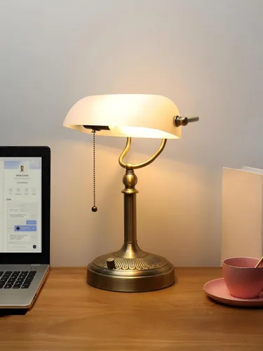 Vista 2 de Lámpara de Escritorio de Banquero de Vidrio Mate Blanco, Lámpara de Mesa Regulable sin Escalones con Enchufe para Estudio, Oficina en Casa, Blanco