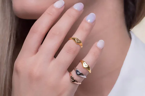 Vista 5 de Anillo en forma de corazón para mujer en oro macizo de 9k, 14k y 18k, sello de corazón para dedo meñique, anillo de chevalier grabado inicial