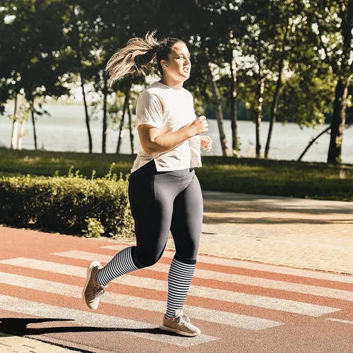 Vista 3 de FEYHAY Calcetines de compresión de cobre de talla grande (3 pares) de circulación de 20-30 mmHg es el mejor atlético y diario para hombres y mujeres