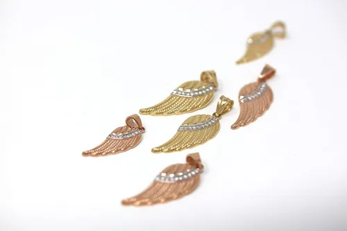 Vista 4 de Colgante de diamante con alas de ángel de plumas de oro amarillo de 10k y 14k