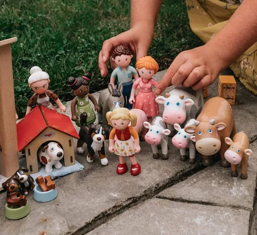 Vista 6 de HABA Little Friends Mom Katrin - Figura de muñeca de juguete de casa de muñecas de 4.5 pulgadas
