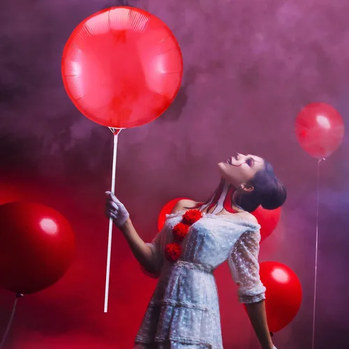 Vista 4 de Kathfly Paquete de 5 globos reutilizables en color rojo con clip extraíble y poste para decoración de Halloween