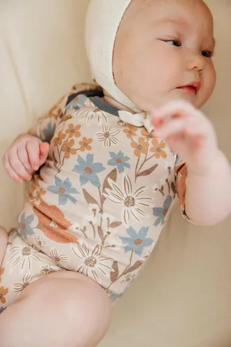 Vista 5 de Copper Pearl Body de manga corta para bebé Body ultra suave para recién nacidos, niños, niñas y bebés - Elegante, cómodo, hombros superpuestos, tela