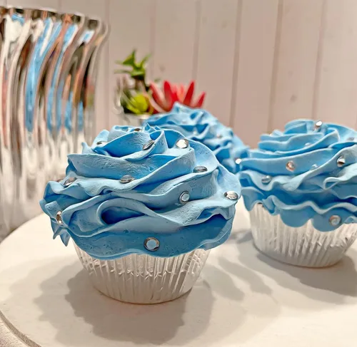 Vista 2 de Juego de 3 cupcakes falsos para tartas artificiales, hechas a mano por Dezicakes, cupcakes artificiales Azul