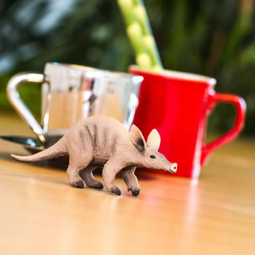 Vista 2 de Safari Ltd. Aardvark - Figura de animal realista de 5 pulgadas, juguete educativo para niños, niñas y niños a partir de 3 años