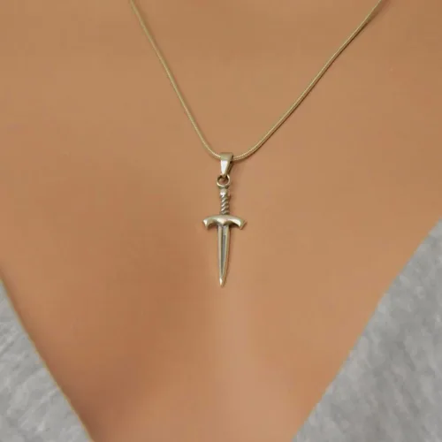 Vista 4 de Colgante de espada de plata de ley 925, collar de daga minimalista unisex hecho a mano