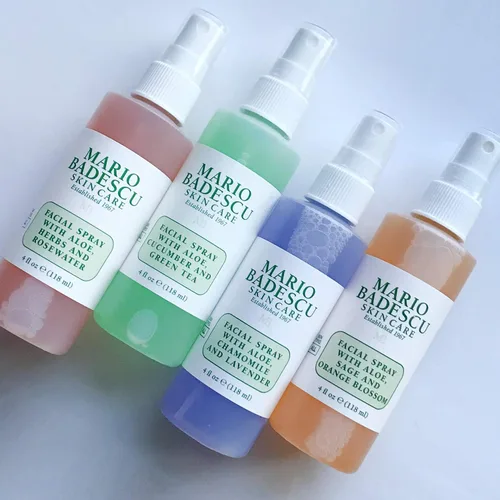 Vista 4 de Colección de Spray Facial Mario Badescu con Agua de Rosas, Pepino, Lavanda y Flor de Naranjo, Bruma Facial Multipropósito Refrescante e Hidratante