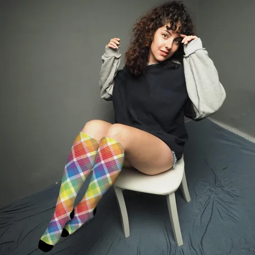 Vista 4 de devor Calcetines de algodón para mujer hasta la rodilla para mujer, calcetines de longitud de la tripulación, lindo arco iris cuadrado celosía