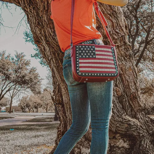 Vista 2 de Montana West Bolso patriótico con tachuelas para mujer, bolso de mano con bandera estadounidense y bolso cruzado