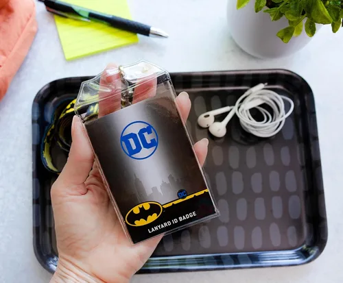 Vista 3 de Silver Buffalo DC Comics Batman Wrap-Around Logo Lanyard con soporte para insignia y dije