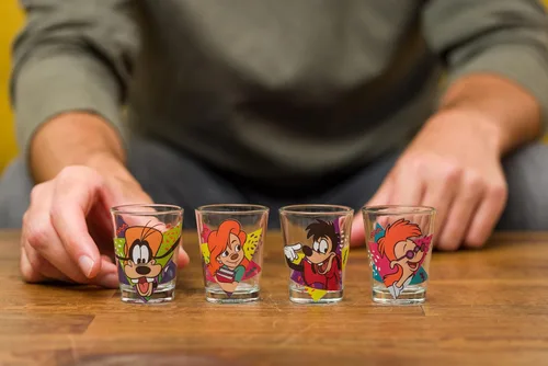Vista 9 de Silver Buffalo Disney Una película Goofy - Juego de 4 mini vasos con personajes de Goofy, Max Goof, Roxanne y Bobby Zimuruski, 1.5 onzas