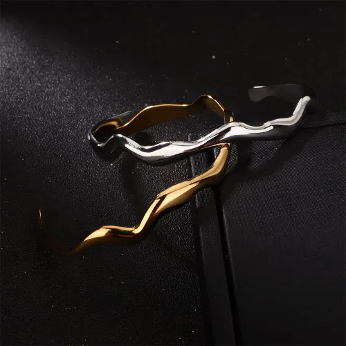 Vista 4 de Kercisbeauty Juego de 2 pulseras de acero inoxidable martilladas de plata y oro, brazalete abierto, joyería diaria para mujeres y niñas