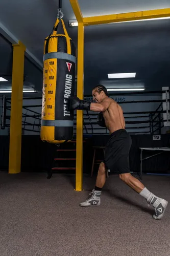 Vista 4 de TITLE Boxing La bolsa pesada más grande de todos los tiempos, saco de boxeo colgante para boxeo, kickboxing - equipo de boxeo