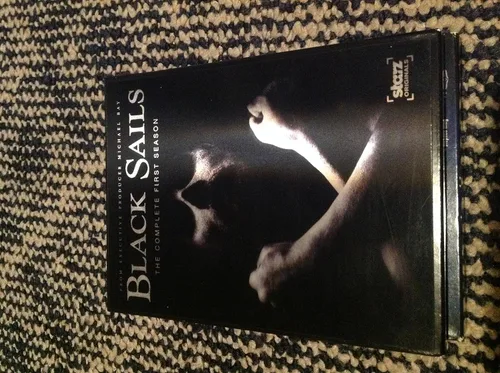 Vista 2 de Black Sails Season 1 with collectible Pirate Bandana